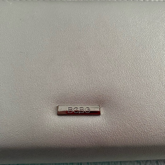 🤍BCBG🤍Wristlet Wallet in Silver. - Picture 3 of 10